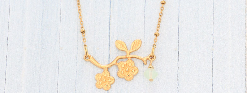 Collier de printemps avec branche fleurie et perle Preciosa Rondell 