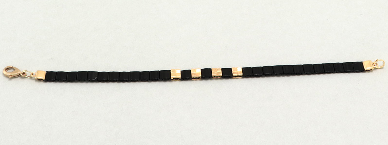 Bracelet enfilé avec des perles de tila noir-or 