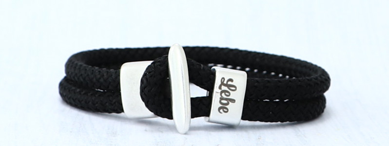 Bracelet with sailing rope and "Live" engraving 