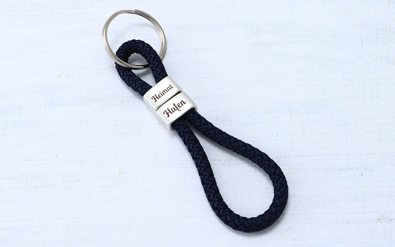 Porte-clés avec corde à voile et gravure "Port d'attache". 