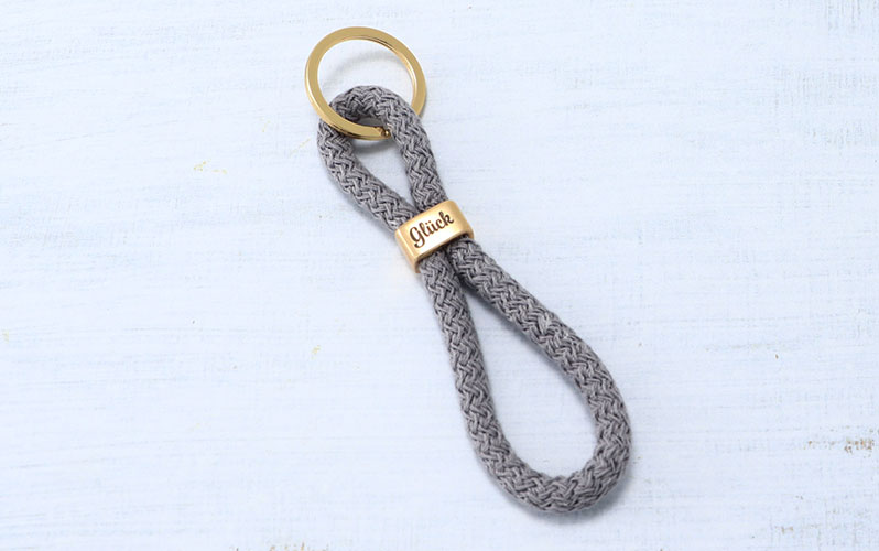 Porte-clés avec corde à voile et gravure "bonheur" gris 