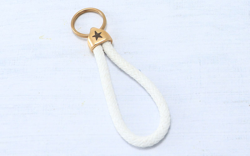 Porte-clés avec corde à voile et gravure "étoile" dorée 