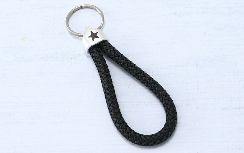 Porte-clés avec corde à voile et gravure "étoile" argentée 