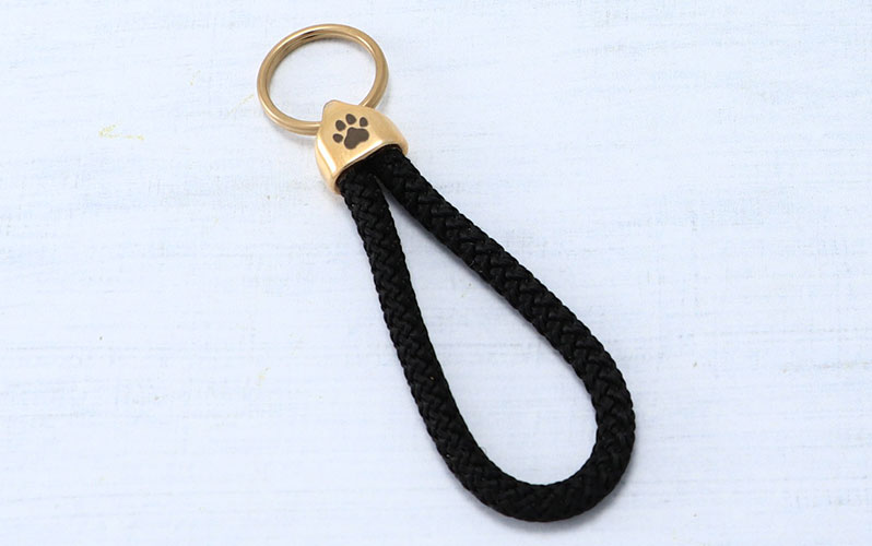 Porte-clés avec corde à voile et gravure "patte" dorée 