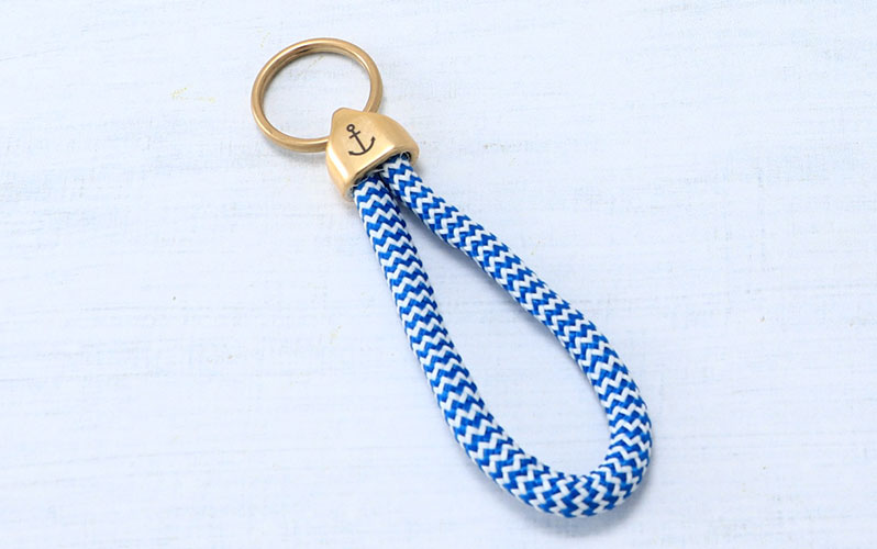 Porte-clés avec corde à voile et gravure "Ancre" rayée 